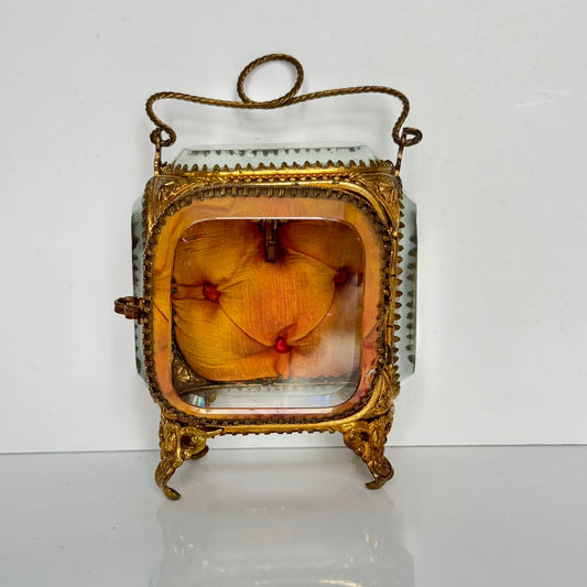 English: Napoleon III style pocket watch stand in gilded brass and beveled glass, late 19th to early 20th century. ; 日本語: 19世紀後期〜20世紀初頭のナポレオン三世様式、金メッキ真鍮と面取りガラス製の懐中時計スタンド。 ; Français: Porte-montre de style Napoléon III en laiton doré et verre biseauté, fin XIXe – début XXe.