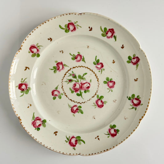 English: 18th-century Niderviller porcelain plate, decorated with small rose motifs in the style of Sèvres ; 日本語: セーブル様式の小さなバラのモチーフで装飾された18世紀のニーデルヴィレー磁器の皿; Français: Assiette en porcelaine de Niderviller du XVIIIe siècle, décorée de petites roses dans le style de Sèvres.