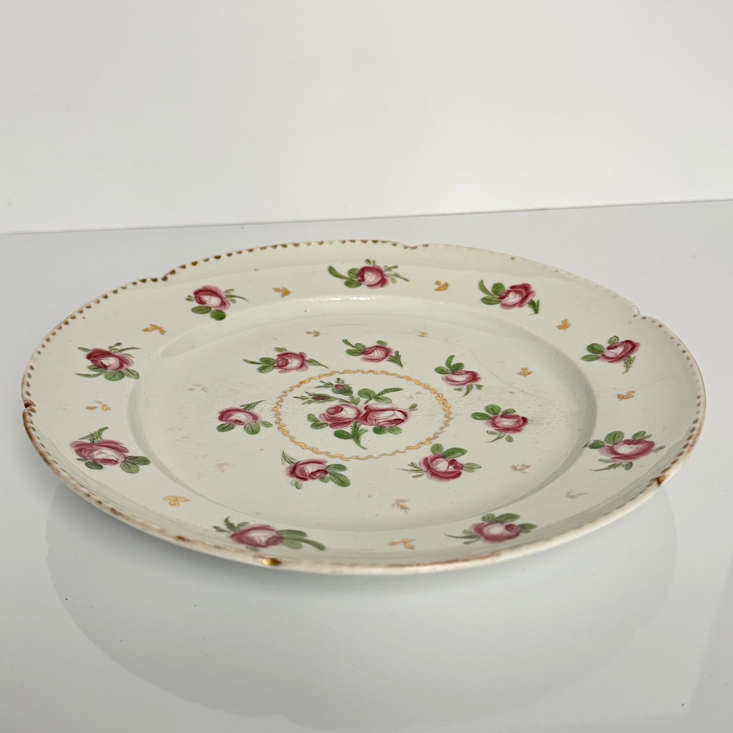 English: 18th-century Niderviller porcelain plate, decorated with small rose motifs in the style of Sèvres ; 日本語: セーブル様式の小さなバラのモチーフで装飾された18世紀のニーデルヴィレー磁器の皿; Français: Assiette en porcelaine de Niderviller du XVIIIe siècle, décorée de petites roses dans le style de Sèvres.
