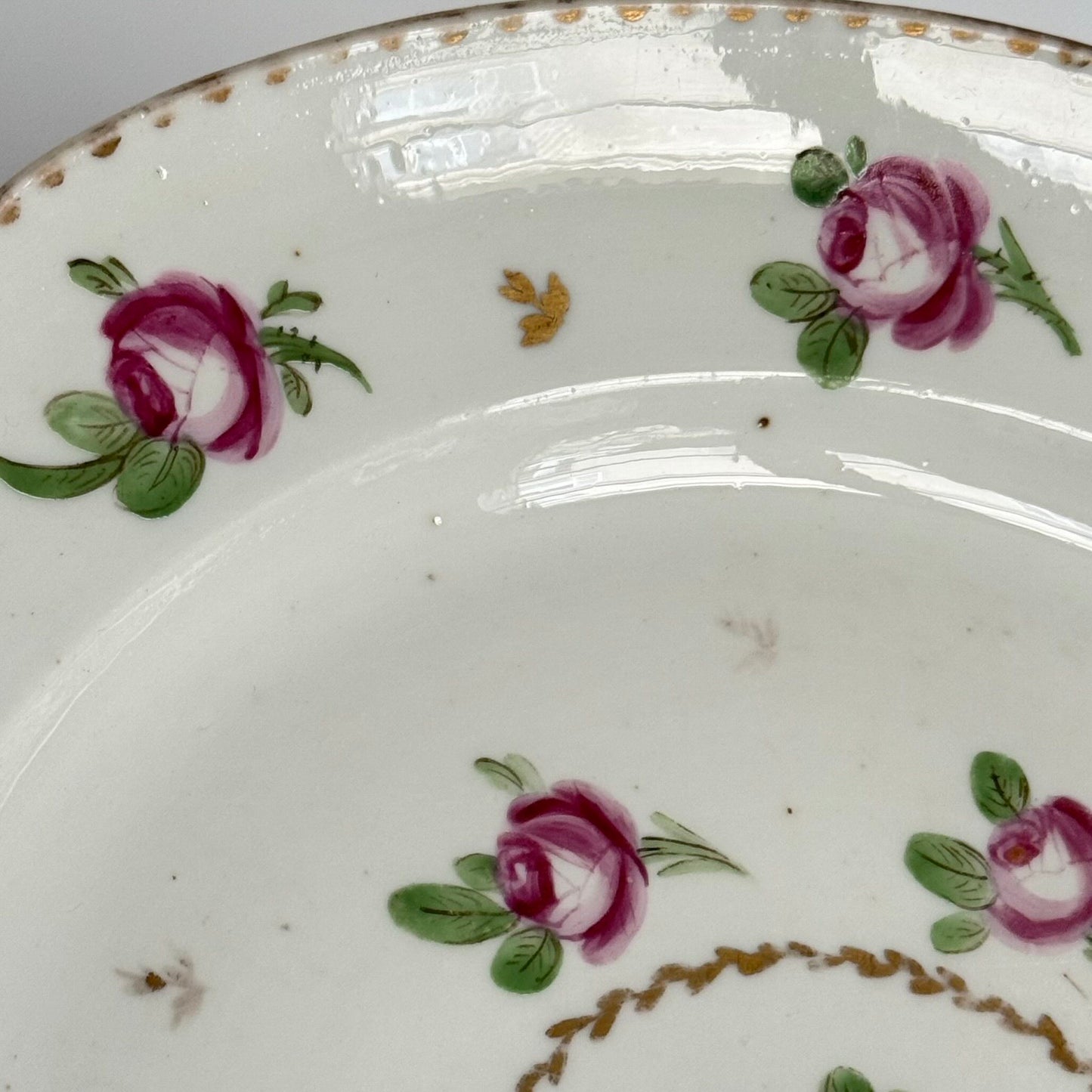 English: 18th-century Niderviller porcelain plate, decorated with small rose motifs in the style of Sèvres ; 日本語: セーブル様式の小さなバラのモチーフで装飾された18世紀のニーデルヴィレー磁器の皿; Français: Assiette en porcelaine de Niderviller du XVIIIe siècle, décorée de petites roses dans le style de Sèvres.