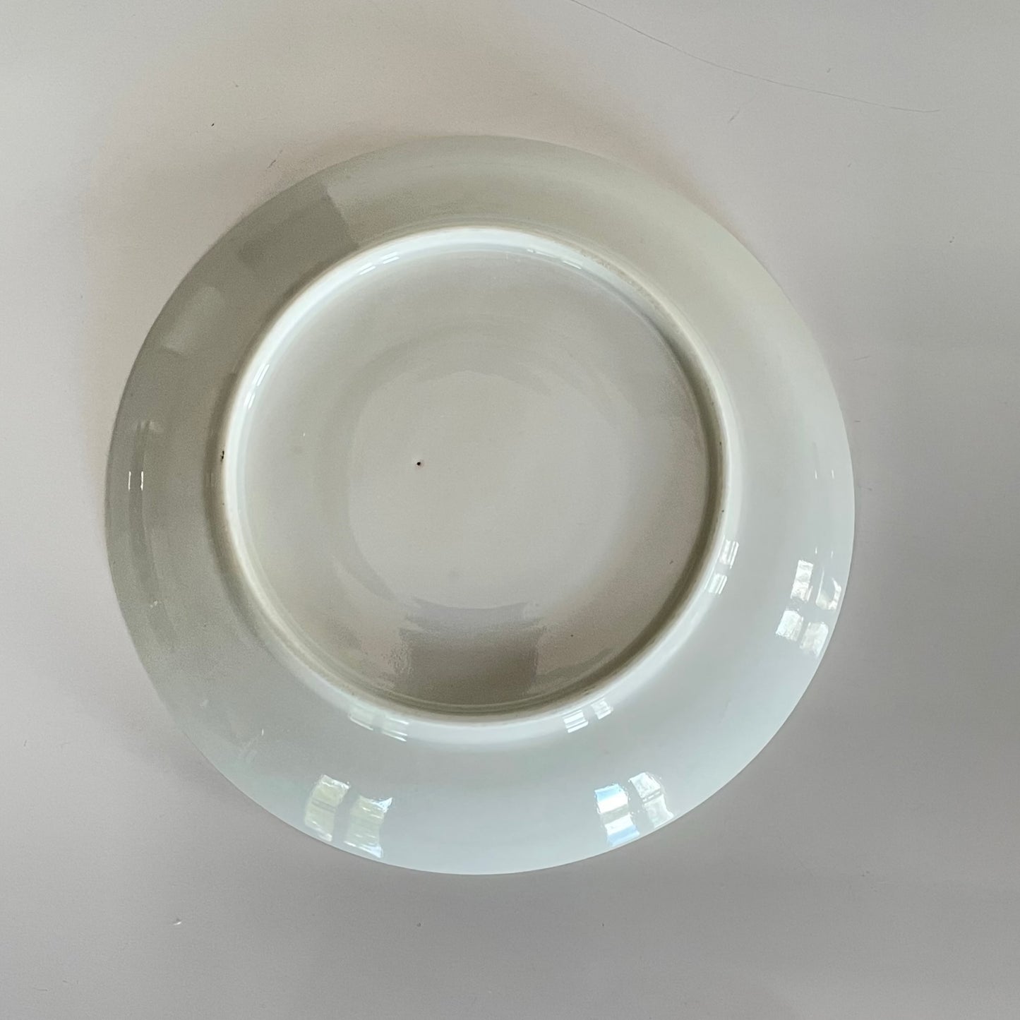 日本語: 手描きの青いドットと金色のアクセントが施された、エレガントなオールドパリのカップ&ソーサーセット。持ち手の黒いアクセントが特徴的で、他にない魅力を放っています。; English: Hand-painted blue dot and gold-accented Old Paris cup and saucer set, featuring elegant golden accents and a distinctive black accent on the handle, adding timeless sophistication. ; Français: Ensemble tasse et soucoupe Vieux Paris décoré de points bleus peints à la main et d'accents dorés élégants, avec un accent noir distinctif sur la anse, ajoutant une sophistication intemporelle.