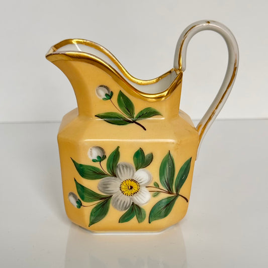 English: Old Paris porcelain creamer, hand-painted white floral design, made in the early 19th century;
日本語: オールド・パリ・ポーセリンのクリーマー、手描きの白い花柄、19世紀前期製造;
Français: Pot à lait en porcelaine de Paris (Vieux Paris), décor floral peint à la main, fabriqué au début du XIXe siècle.