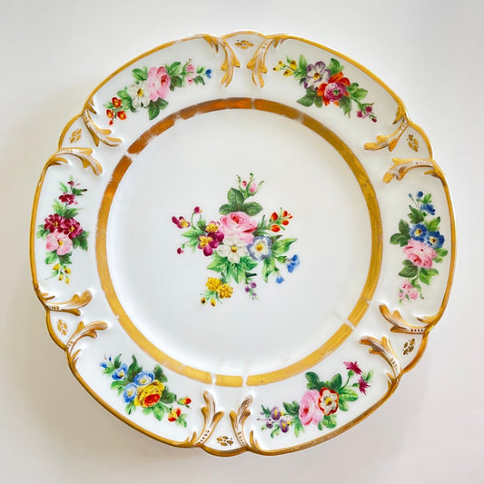 日本語: 19世紀フランス製オールドパリのポーセリンプレート。手描きの花柄が美しく、フランスの精緻な伝統が感じられます。テーブルセッティングやディスプレイにぴったり。; English: 19th-century Old Paris porcelain plate, beautifully hand-painted with vibrant flowers, reflecting the elegant traditions of French porcelain. A perfect addition to any table or display. ; Français: Assiette en porcelaine Vieux Paris du XIXe siècle, magnifiquement peinte à la main avec des fleurs vibrantes, reflétant les traditions élégantes de la porcelaine française. Un ajout parfait à toute table ou exposition.