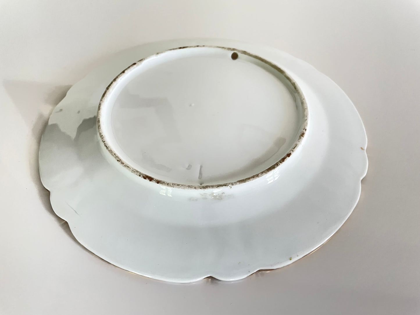 日本語: 19世紀フランス製オールドパリのポーセリンプレート。手描きの花柄が美しく、フランスの精緻な伝統が感じられます。テーブルセッティングやディスプレイにぴったり。; English: 19th-century Old Paris porcelain plate, beautifully hand-painted with vibrant flowers, reflecting the elegant traditions of French porcelain. A perfect addition to any table or display. ; Français: Assiette en porcelaine Vieux Paris du XIXe siècle, magnifiquement peinte à la main avec des fleurs vibrantes, reflétant les traditions élégantes de la porcelaine française. Un ajout parfait à toute table ou exposition.