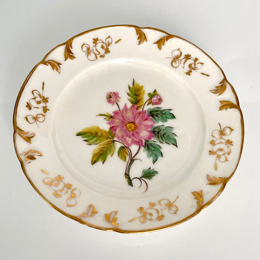日本語: 19世紀のオールドパリ製デザートプレート。手描きの花と金箔で装飾された美しいバラが特徴で、鮮やかな色合いと精緻なアートが魅力です。; English: 19th-century Old Paris dessert plate with hand-painted flowers and gold-leaf roses, showcasing vibrant colors and intricate artistry. ; Français: Assiette à dessert du XIXe siècle en Vieux Paris, décorée de fleurs peintes à la main et de roses en feuilles d'or, avec des couleurs vives et un art détaillé.