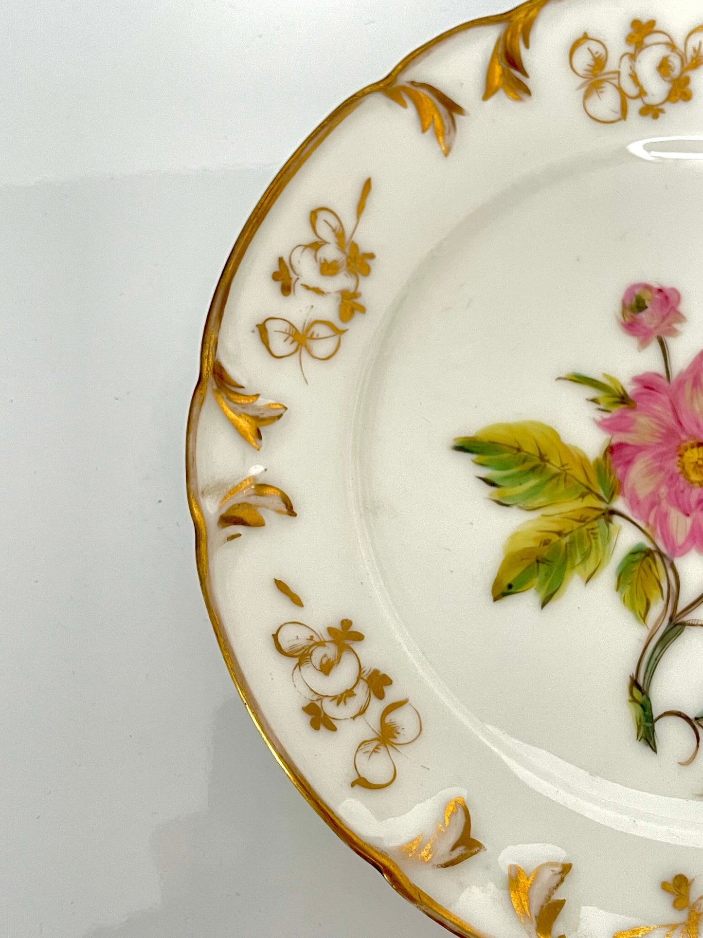 日本語: 19世紀のオールドパリ製デザートプレート。手描きの花と金箔で装飾された美しいバラが特徴で、鮮やかな色合いと精緻なアートが魅力です。; English: 19th-century Old Paris dessert plate with hand-painted flowers and gold-leaf roses, showcasing vibrant colors and intricate artistry. ; Français: Assiette à dessert du XIXe siècle en Vieux Paris, décorée de fleurs peintes à la main et de roses en feuilles d'or, avec des couleurs vives et un art détaillé.