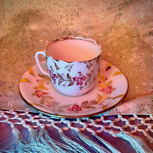 日本語: 19世紀のオールドパリ製カップ&ソーサーセット。手描きの小さな花と金葉で装飾され、当時の優雅さとアートが感じられます。; English: 19th-century Old Paris cup and saucer set, hand-painted with delicate flowers and accented with gold leaves, showcasing elegance and artistry. ; Français: Ensemble tasse et soucoupe Vieux Paris du XIXe siècle, peint à la main avec des fleurs délicates et des feuilles d'or, reflétant l'élégance et l'art de l'époque.