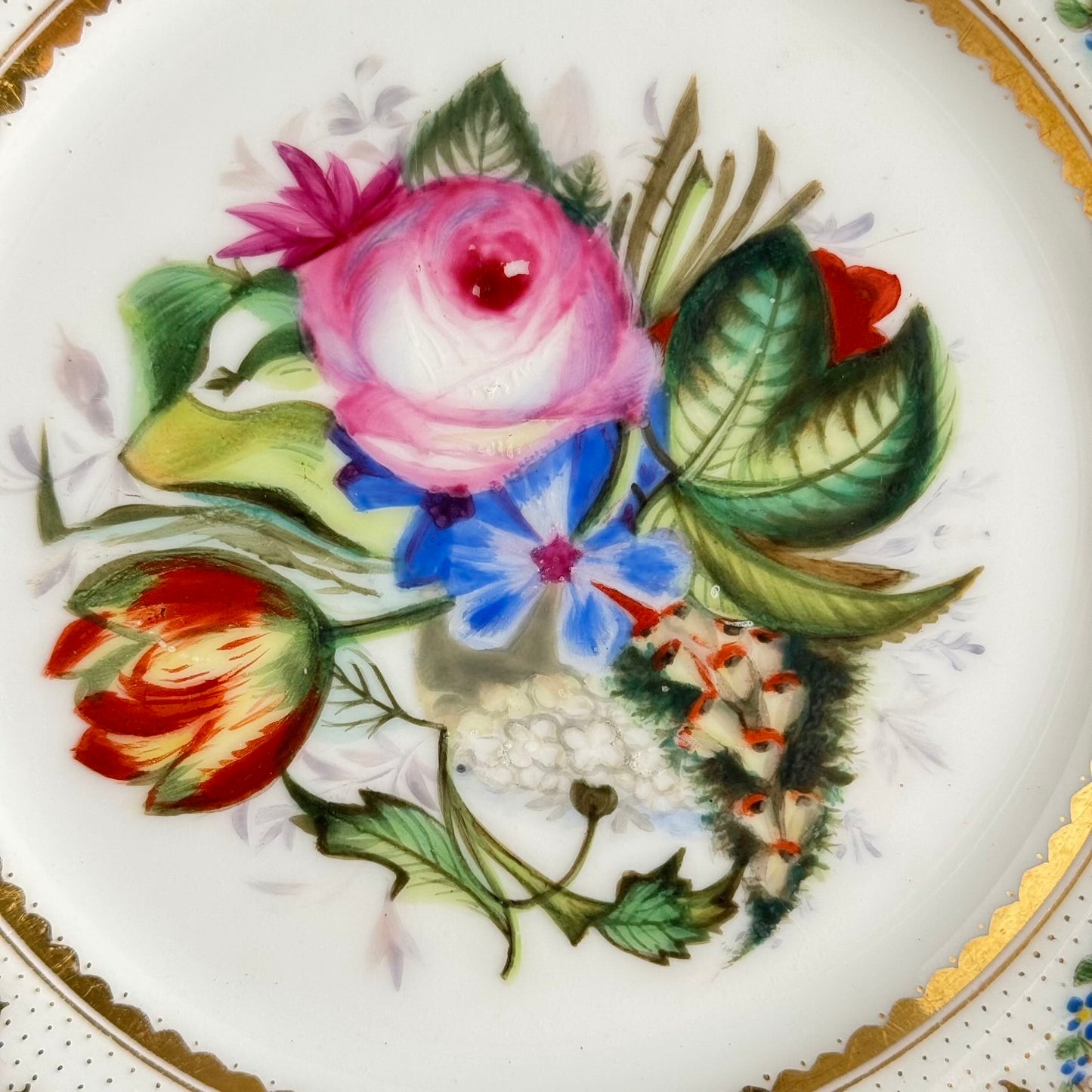 English: hand-painted Paris porcelain dessert plate (Vieux Paris / Old Paris), early 19th century, floral bouquet with gilded border. ; Français : assiette à dessert en porcelaine de Paris (Vieux Paris) peintes à la main, début XIXe, bouquet floral et bordure dorée. ; 日本語 : 手描きのパリ窯デザートプレート(ヴュー・パリ / オールド・パリ)、19世紀前半、花束と金彩の縁取り。