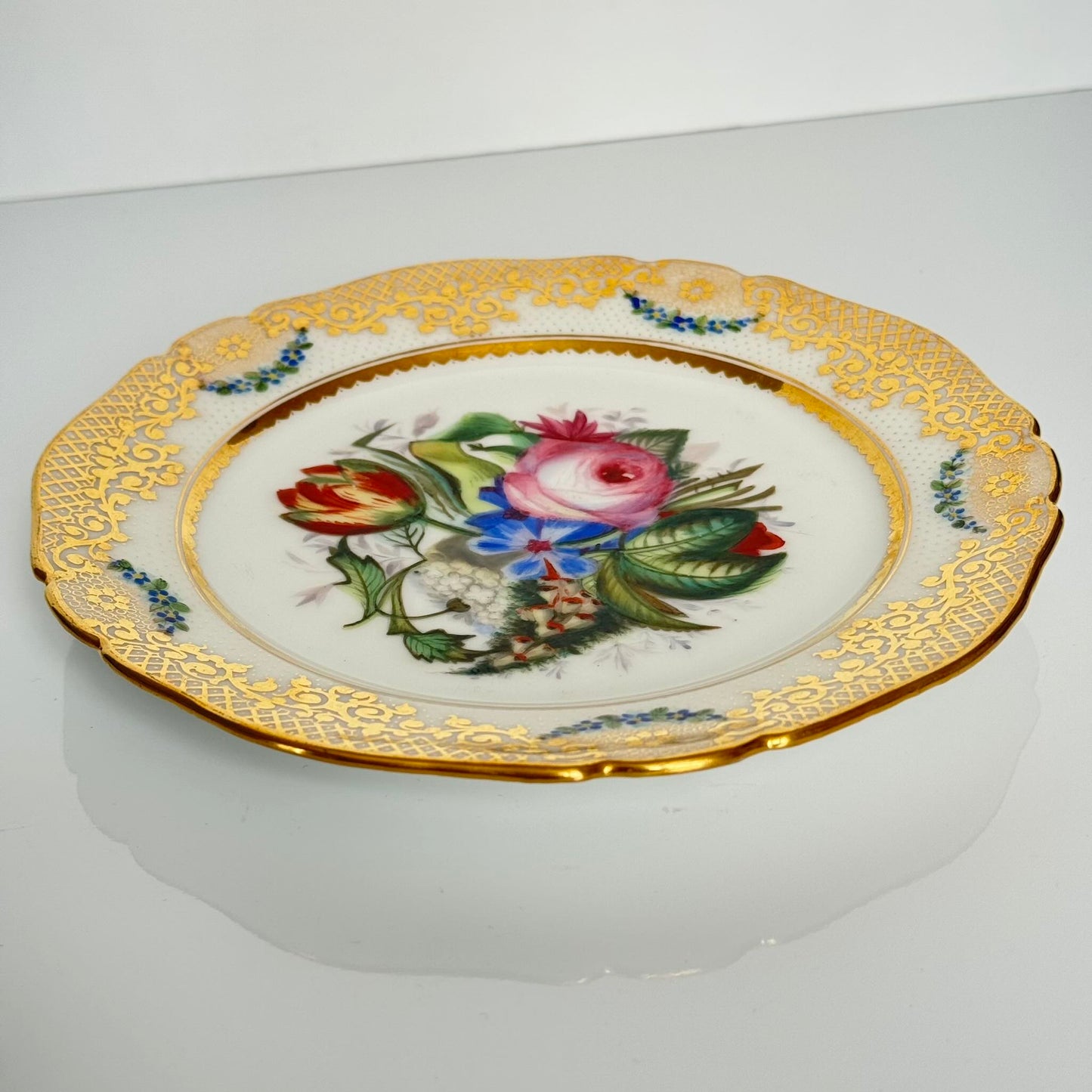 English: hand-painted Paris porcelain dessert plate (Vieux Paris / Old Paris), early 19th century, floral bouquet with gilded border. ; Français : assiette à dessert en porcelaine de Paris (Vieux Paris) peintes à la main, début XIXe, bouquet floral et bordure dorée. ; 日本語 : 手描きのパリ窯デザートプレート(ヴュー・パリ / オールド・パリ)、19世紀前半、花束と金彩の縁取り。