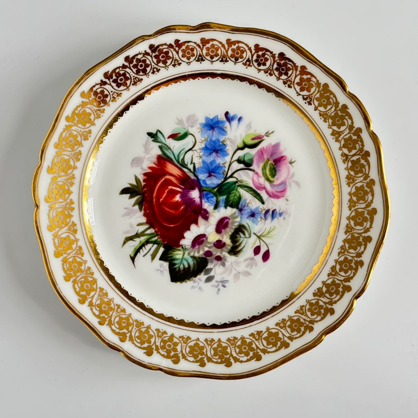 English: hand-painted Paris porcelain dessert plate (Vieux Paris / Old Paris), early 19th century, floral bouquet with gilded border. ; Français : assiette à dessert en porcelaine de Paris (Vieux Paris) peintes à la main, début XIXe, bouquet floral et bordure dorée. ; 日本語 : 手描きのパリ窯デザートプレート(ヴュー・パリ / オールド・パリ)、19世紀前半、花束と金彩の縁取り。