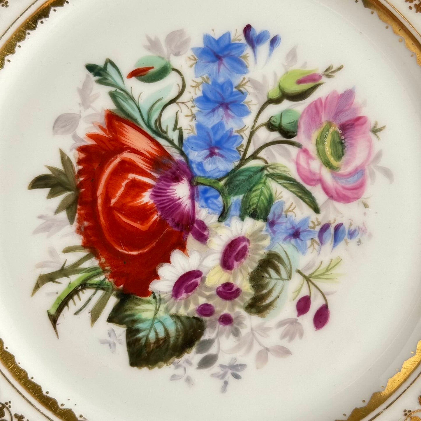 English: hand-painted Paris porcelain dessert plate (Vieux Paris / Old Paris), early 19th century, floral bouquet with gilded border. ; Français : assiette à dessert en porcelaine de Paris (Vieux Paris) peintes à la main, début XIXe, bouquet floral et bordure dorée. ; 日本語 : 手描きのパリ窯デザートプレート(ヴュー・パリ / オールド・パリ)、19世紀前半、花束と金彩の縁取り。
