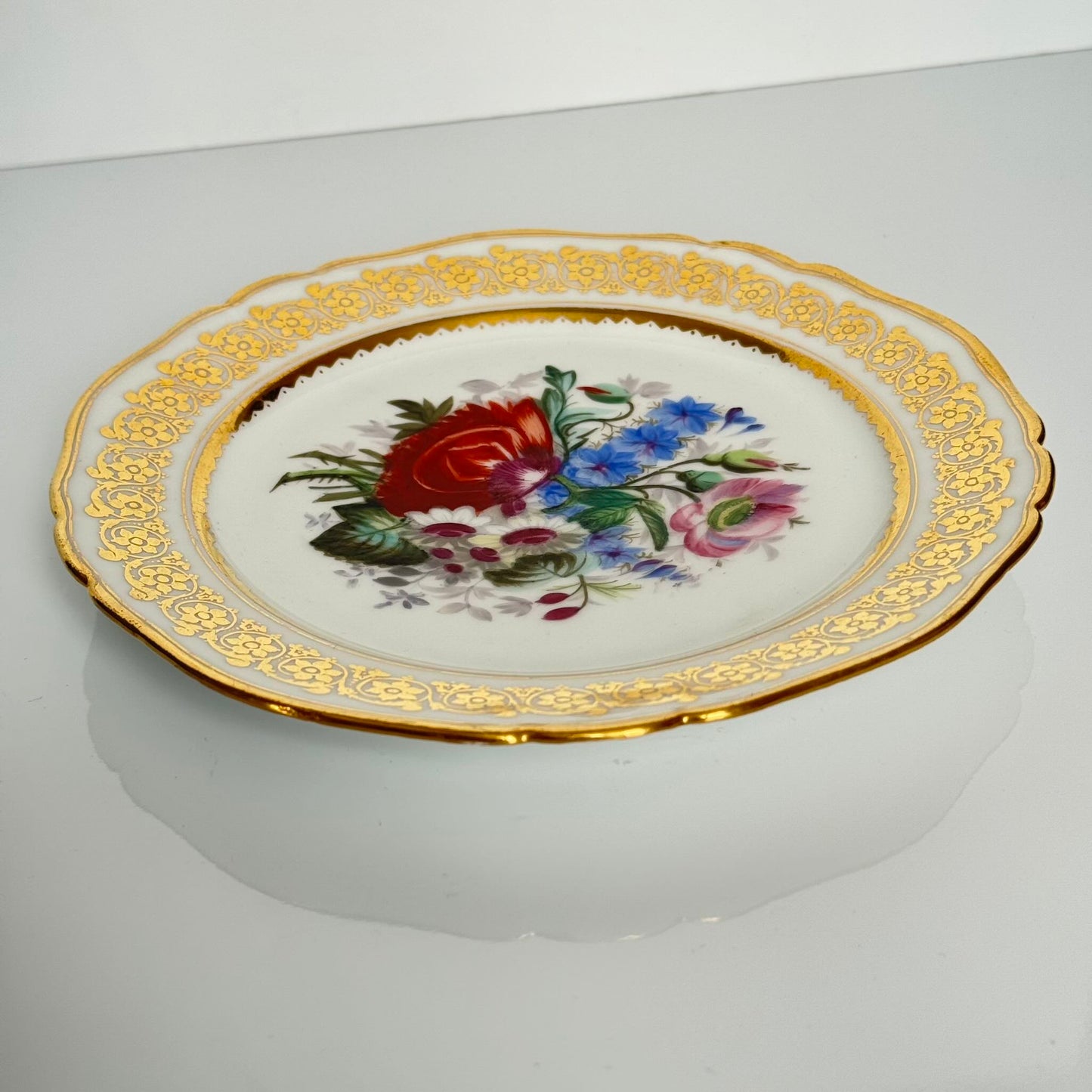 English: hand-painted Paris porcelain dessert plate (Vieux Paris / Old Paris), early 19th century, floral bouquet with gilded border. ; Français : assiette à dessert en porcelaine de Paris (Vieux Paris) peintes à la main, début XIXe, bouquet floral et bordure dorée. ; 日本語 : 手描きのパリ窯デザートプレート(ヴュー・パリ / オールド・パリ)、19世紀前半、花束と金彩の縁取り。