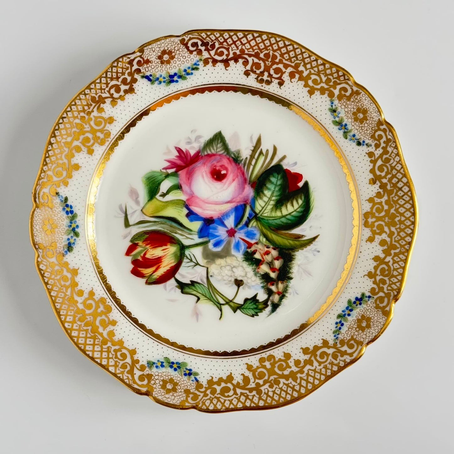 English: hand-painted Paris porcelain dessert plate (Vieux Paris / Old Paris), early 19th century, floral bouquet with gilded border. ; Français : assiette à dessert en porcelaine de Paris (Vieux Paris) peintes à la main, début XIXe, bouquet floral et bordure dorée. ; 日本語 : 手描きのパリ窯デザートプレート(ヴュー・パリ / オールド・パリ)、19世紀前半、花束と金彩の縁取り。