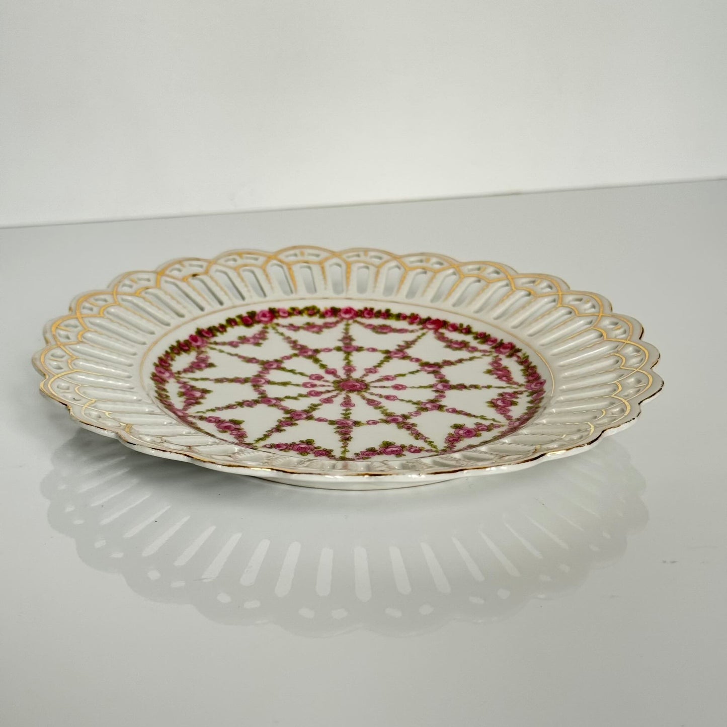 English: Pair of pierced porcelain plates with rose decoration, one with pink roses and the other with red roses, late 19th–early 20th century ; 日本語: バラ装飾の透かし細工磁器皿ペア、1枚はピンクのバラ、もう1枚は赤いバラ、19世紀後期〜20世紀初期 ; Français: Paire d’assiettes ajourées en porcelaine décorées de roses, l’une avec roses roses, l’autre avec roses rouges, fin XIXe – début XXe siècle