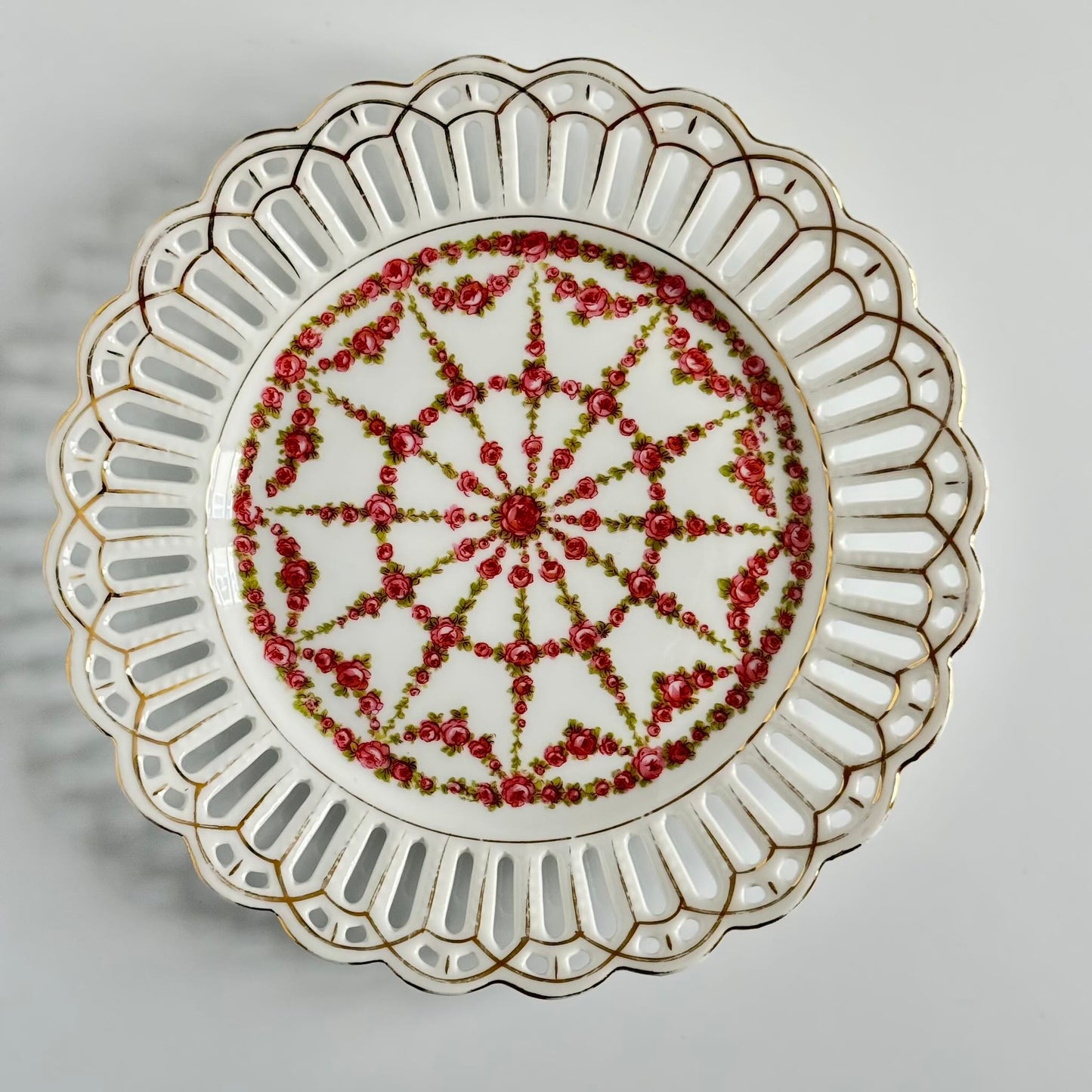 English: Pair of pierced porcelain plates with rose decoration, one with pink roses and the other with red roses, late 19th–early 20th century ; 日本語: バラ装飾の透かし細工磁器皿ペア、1枚はピンクのバラ、もう1枚は赤いバラ、19世紀後期〜20世紀初期 ; Français: Paire d’assiettes ajourées en porcelaine décorées de roses, l’une avec roses roses, l’autre avec roses rouges, fin XIXe – début XXe siècle