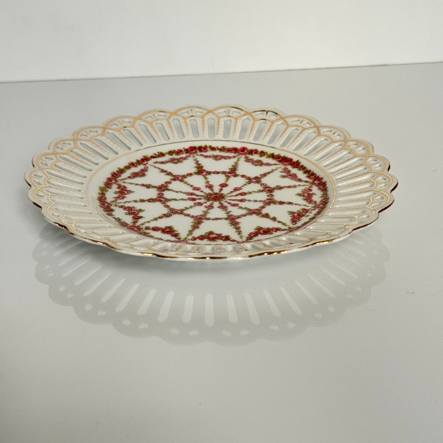 English: Pair of pierced porcelain plates with rose decoration, one with pink roses and the other with red roses, late 19th–early 20th century ; 日本語: バラ装飾の透かし細工磁器皿ペア、1枚はピンクのバラ、もう1枚は赤いバラ、19世紀後期〜20世紀初期 ; Français: Paire d’assiettes ajourées en porcelaine décorées de roses, l’une avec roses roses, l’autre avec roses rouges, fin XIXe – début XXe siècle