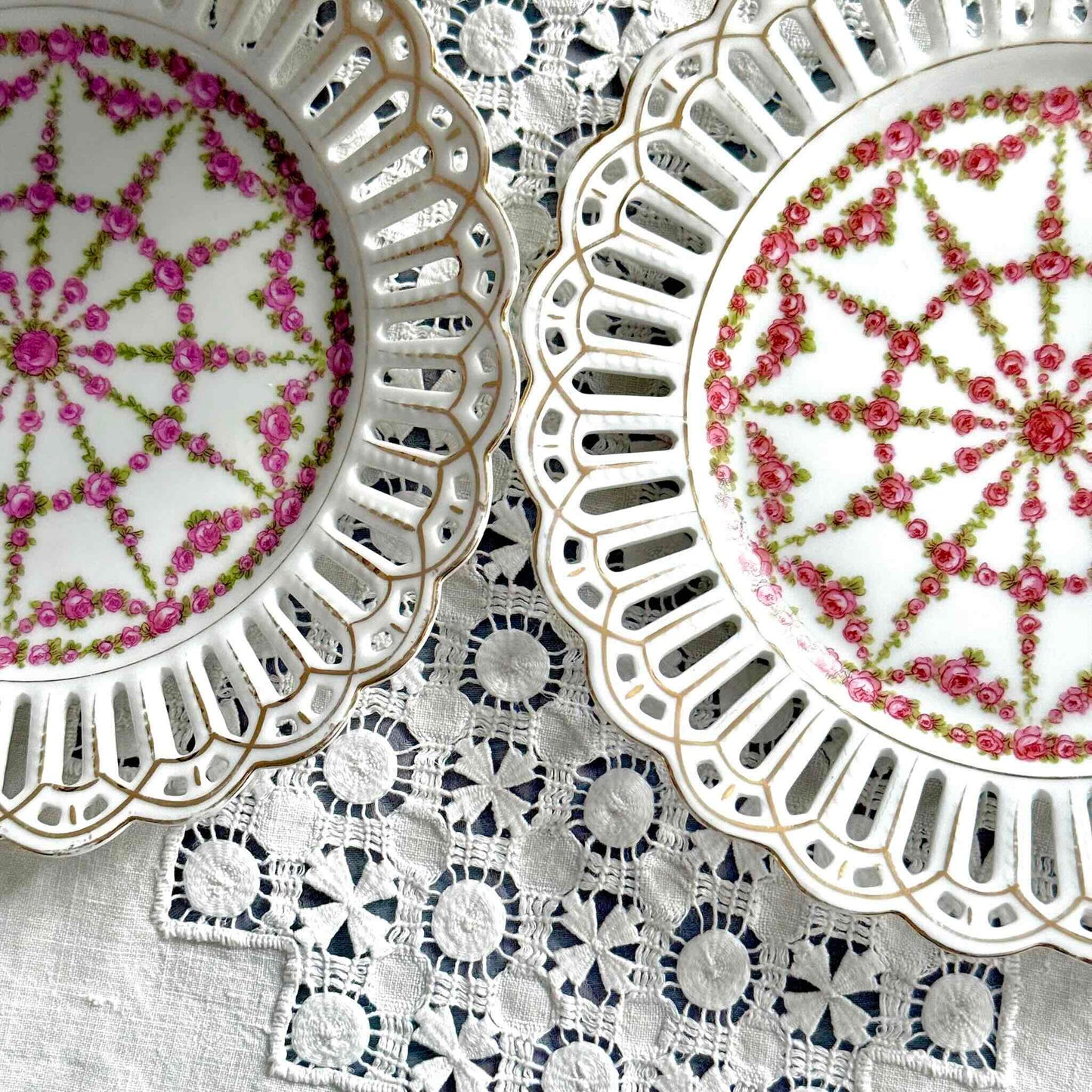 English: Pair of pierced porcelain plates with rose decoration, one with pink roses and the other with red roses, late 19th–early 20th century ; 日本語: バラ装飾の透かし細工磁器皿ペア、1枚はピンクのバラ、もう1枚は赤いバラ、19世紀後期〜20世紀初期 ; Français: Paire d’assiettes ajourées en porcelaine décorées de roses, l’une avec roses roses, l’autre avec roses rouges, fin XIXe – début XXe siècle