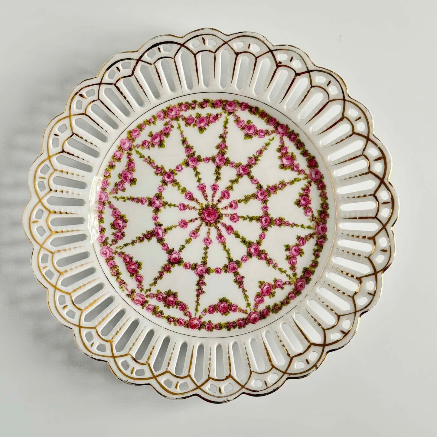 English: Pair of pierced porcelain plates with rose decoration, one with pink roses and the other with red roses, late 19th–early 20th century ; 日本語: バラ装飾の透かし細工磁器皿ペア、1枚はピンクのバラ、もう1枚は赤いバラ、19世紀後期〜20世紀初期 ; Français: Paire d’assiettes ajourées en porcelaine décorées de roses, l’une avec roses roses, l’autre avec roses rouges, fin XIXe – début XXe siècle