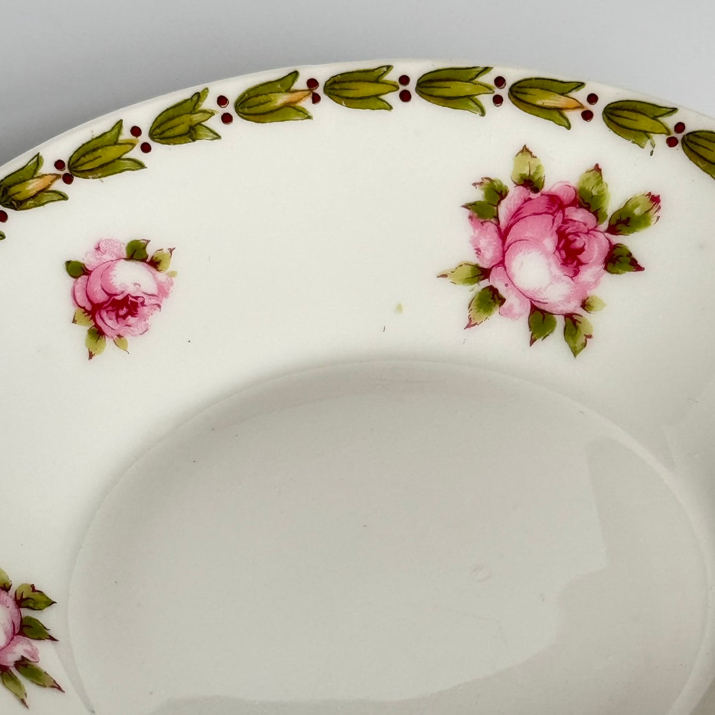 English: Pair of Théodore Haviland litron cups, Roses and Myrtles motif, early 20th century, inspired by 18th-century Sèvres porcelain. ; 日本語: テオドール・アビランドのリトロンカップ ペア、ローズ&マートル柄、20世紀初期、18世紀セーブル磁器に着想。 ; Français: Paire de tasses litron Théodore Haviland, motif Roses et Myrtes, début XXᵉ siècle, inspiré par la porcelaine de Sèvres du XVIIIᵉ siècle.