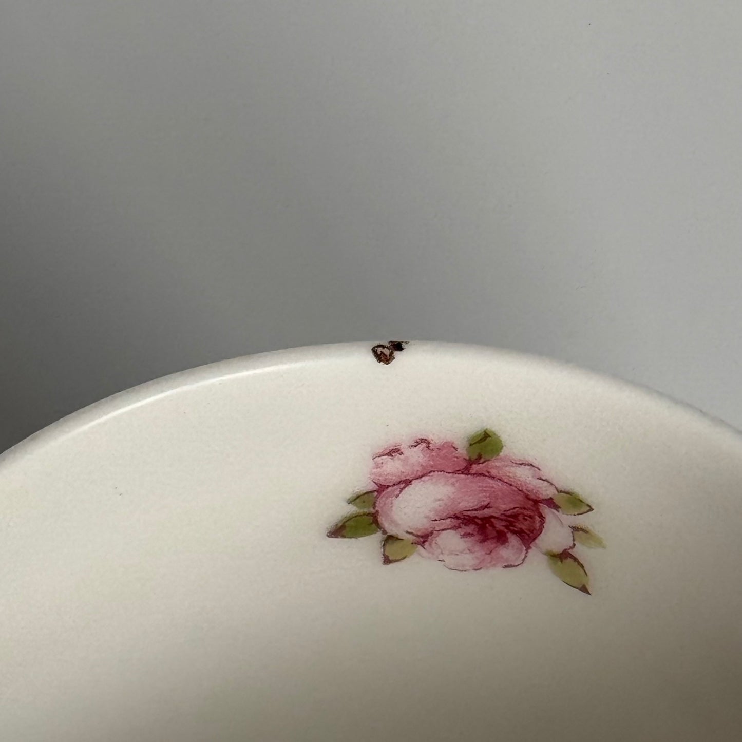 English: Pair of Théodore Haviland litron cups, Roses and Myrtles motif, early 20th century, inspired by 18th-century Sèvres porcelain. ; 日本語: テオドール・アビランドのリトロンカップ ペア、ローズ&マートル柄、20世紀初期、18世紀セーブル磁器に着想。 ; Français: Paire de tasses litron Théodore Haviland, motif Roses et Myrtes, début XXᵉ siècle, inspiré par la porcelaine de Sèvres du XVIIIᵉ siècle.