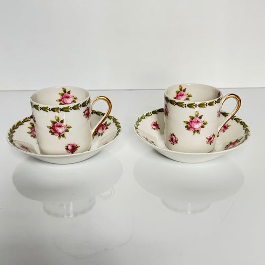 English: Pair of Théodore Haviland litron cups, Roses and Myrtles motif, early 20th century, inspired by 18th-century Sèvres porcelain. ; 日本語: テオドール・アビランドのリトロンカップ ペア、ローズ&マートル柄、20世紀初期、18世紀セーブル磁器に着想。 ; Français: Paire de tasses litron Théodore Haviland, motif Roses et Myrtes, début XXᵉ siècle, inspiré par la porcelaine de Sèvres du XVIIIᵉ siècle.