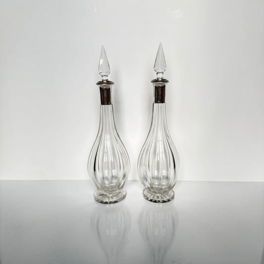English: Pair of crystal decanters with French sterling silver mounts, Minerva 1st standard hallmark, late 19th to early 20th century ; 日本語: フランス製スターリングシルバーの装飾が施されたクリスタルのデカンタ2本セット、ミネルヴァ刻印、19世紀末〜20世紀初頭 ; Français: Paire de carafes en cristal avec monture en argent massif français, poinçon Minerve 1er titre, fin XIXᵉ – début XXᵉ siècle