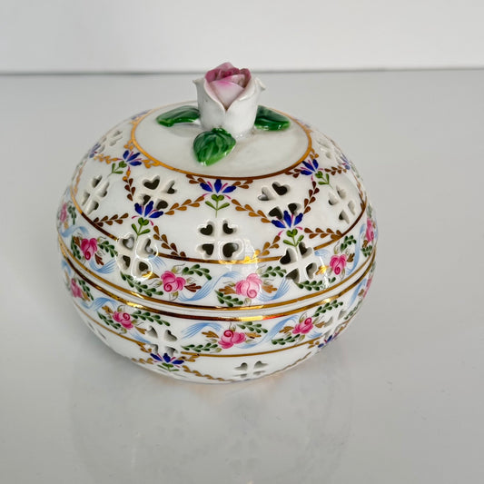 English: Past Times porcelain potpourri box, floral design with roses and cornflowers inspired by 18th-century Sèvres porcelain, marked Finest Porcelain PAST TIMES; 日本語: パスト・タイムズ製の磁器ポプリボックス、18世紀セーヴル磁器に着想を得たバラとヤグルマギクの花柄、Finest Porcelain PAST TIMESのサインあり; Français: Boîte à pot-pourri en porcelaine de Past Times, décor floral avec roses et barbeaux inspiré de la porcelaine de Sèvres du XVIIIe siècle, signée Finest Porcelain PAST TIMES.