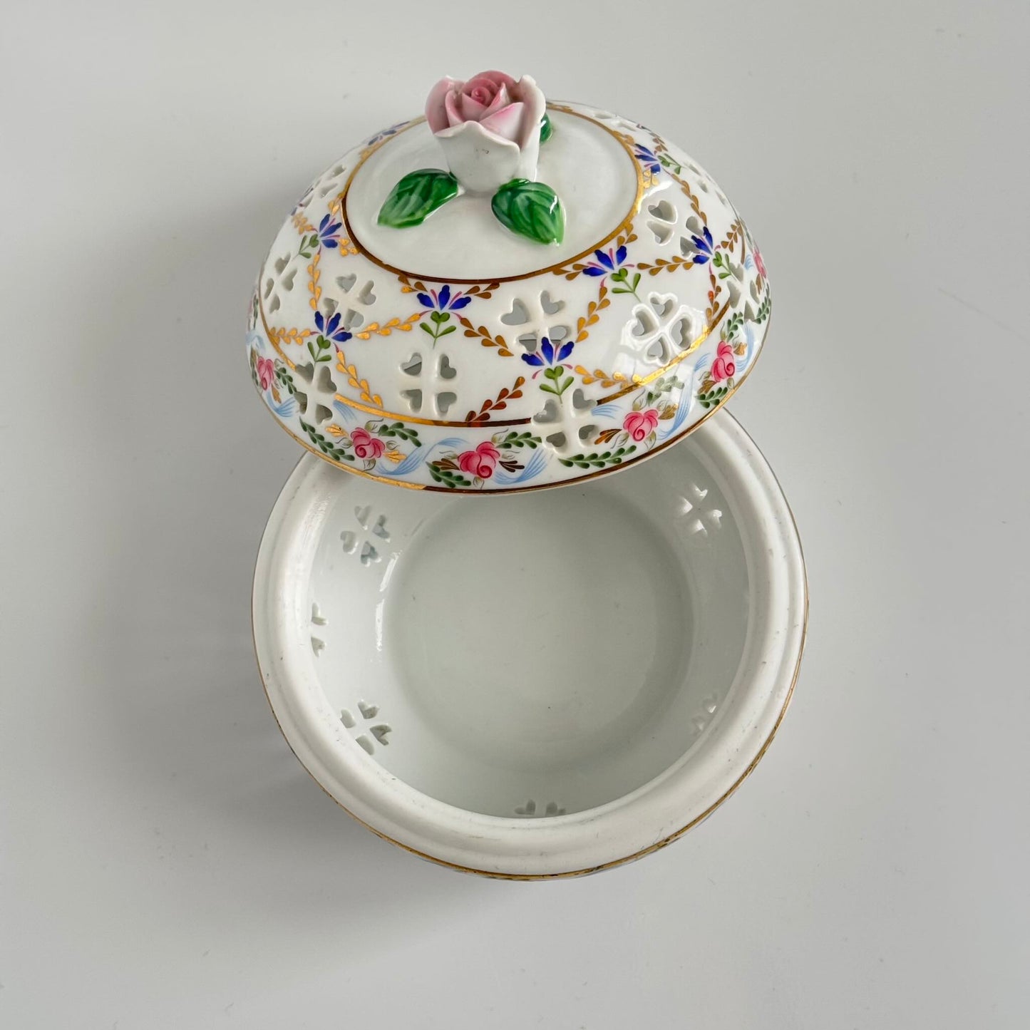 English: Past Times porcelain potpourri box, floral design with roses and cornflowers inspired by 18th-century Sèvres porcelain, marked Finest Porcelain PAST TIMES; 日本語: パスト・タイムズ製の磁器ポプリボックス、18世紀セーヴル磁器に着想を得たバラとヤグルマギクの花柄、Finest Porcelain PAST TIMESのサインあり; Français: Boîte à pot-pourri en porcelaine de Past Times, décor floral avec roses et barbeaux inspiré de la porcelaine de Sèvres du XVIIIe siècle, signée Finest Porcelain PAST TIMES.