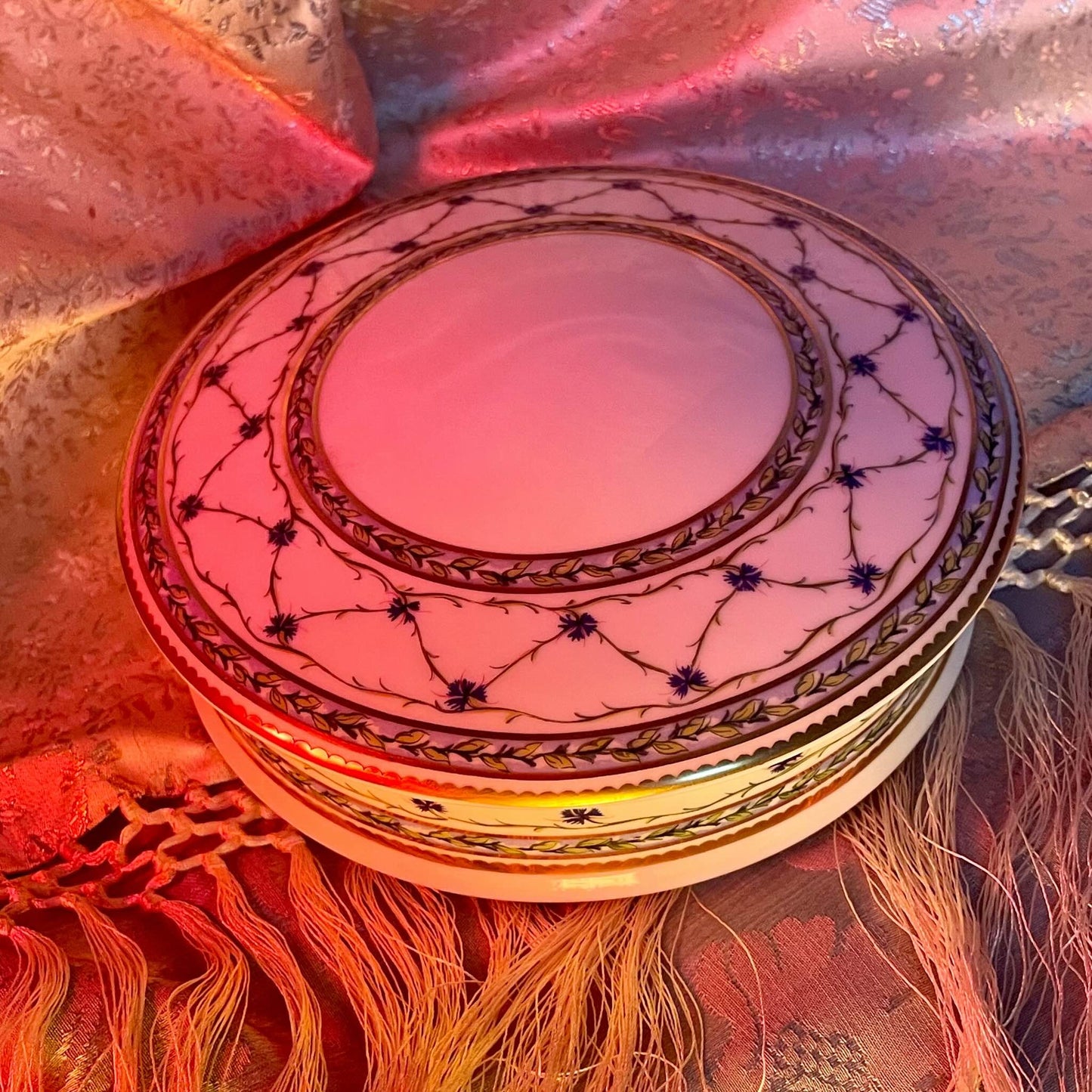 日本語: レイノー製のボンボニエール/トリンケットボックス(小物入れ)、18世紀のフランス貴族にインスパイアされたデザイン。矢車菊と金のギルディングが優雅さとラグジュアリーを引き立てます。; English: Raynaud bonbonnière/trinket box with a cornflower motif and delicate gold gilding, inspired by 18th-century French aristocracy. A luxurious and elegant piece. ; Français: Bonbonnière Raynaud avec un motif de barbeaux et une délicate dorure, inspirée de l'aristocratie française du XVIIIe siècle. Un objet luxueux et élégant.