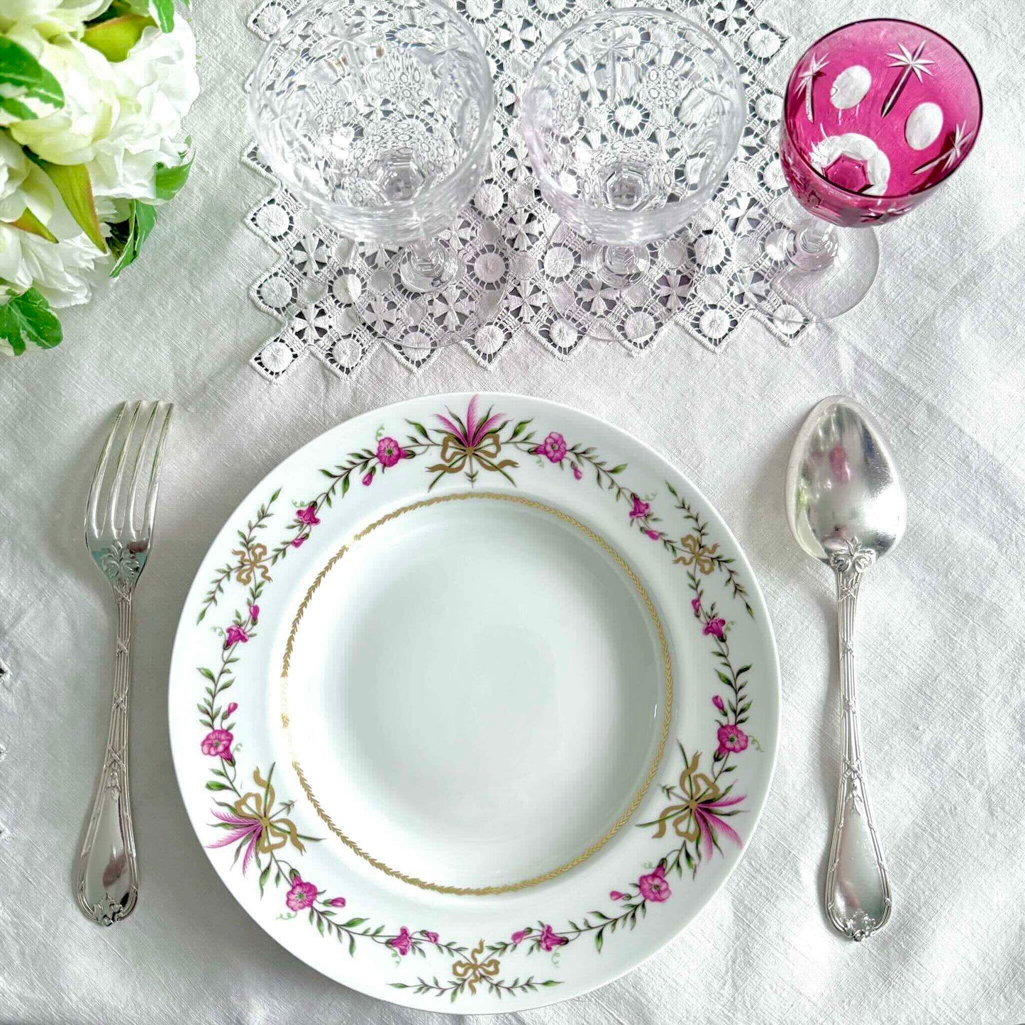 English: Pair of Raynaud Limoges porcelain soup plates, Vieux Venise, mid-20th century. Each plate features a charming decoration of ribbons and flowers. ; Français : Paire d’assiettes creuses en porcelaine Raynaud Limoges, Vieux Venise, milieu XXe siècle. Chaque assiette est ornée d'une charmante décoration composée de rubans et de fleurs. ; 日本語: レイノー・リモージュ 磁器スープ皿 ペア、ヴュー・ヴェニス、20世紀中期。各プレートには、リボンと花で彩られた魅力的な装飾が施されています。