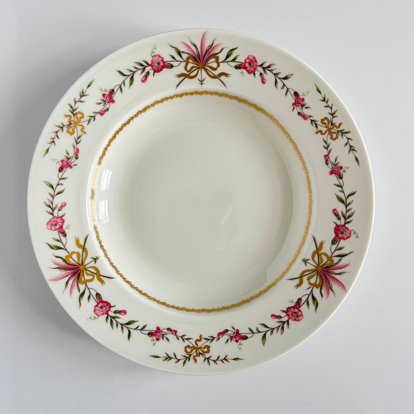 English: Pair of Raynaud Limoges porcelain soup plates, Vieux Venise, mid-20th century. Each plate features a charming decoration of ribbons and flowers. ; Français : Paire d’assiettes creuses en porcelaine Raynaud Limoges, Vieux Venise, milieu XXe siècle. Chaque assiette est ornée d'une charmante décoration composée de rubans et de fleurs. ; 日本語: レイノー・リモージュ 磁器スープ皿 ペア、ヴュー・ヴェニス、20世紀中期。各プレートには、リボンと花で彩られた魅力的な装飾が施されています。