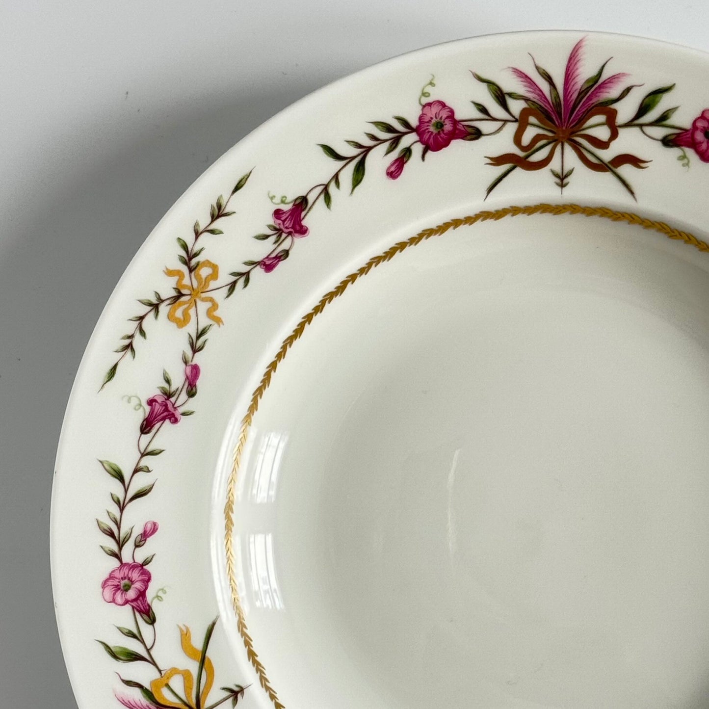 English: Pair of Raynaud Limoges porcelain soup plates, Vieux Venise, mid-20th century. Each plate features a charming decoration of ribbons and flowers. ; Français : Paire d’assiettes creuses en porcelaine Raynaud Limoges, Vieux Venise, milieu XXe siècle. Chaque assiette est ornée d'une charmante décoration composée de rubans et de fleurs. ; 日本語: レイノー・リモージュ 磁器スープ皿 ペア、ヴュー・ヴェニス、20世紀中期。各プレートには、リボンと花で彩られた魅力的な装飾が施されています。