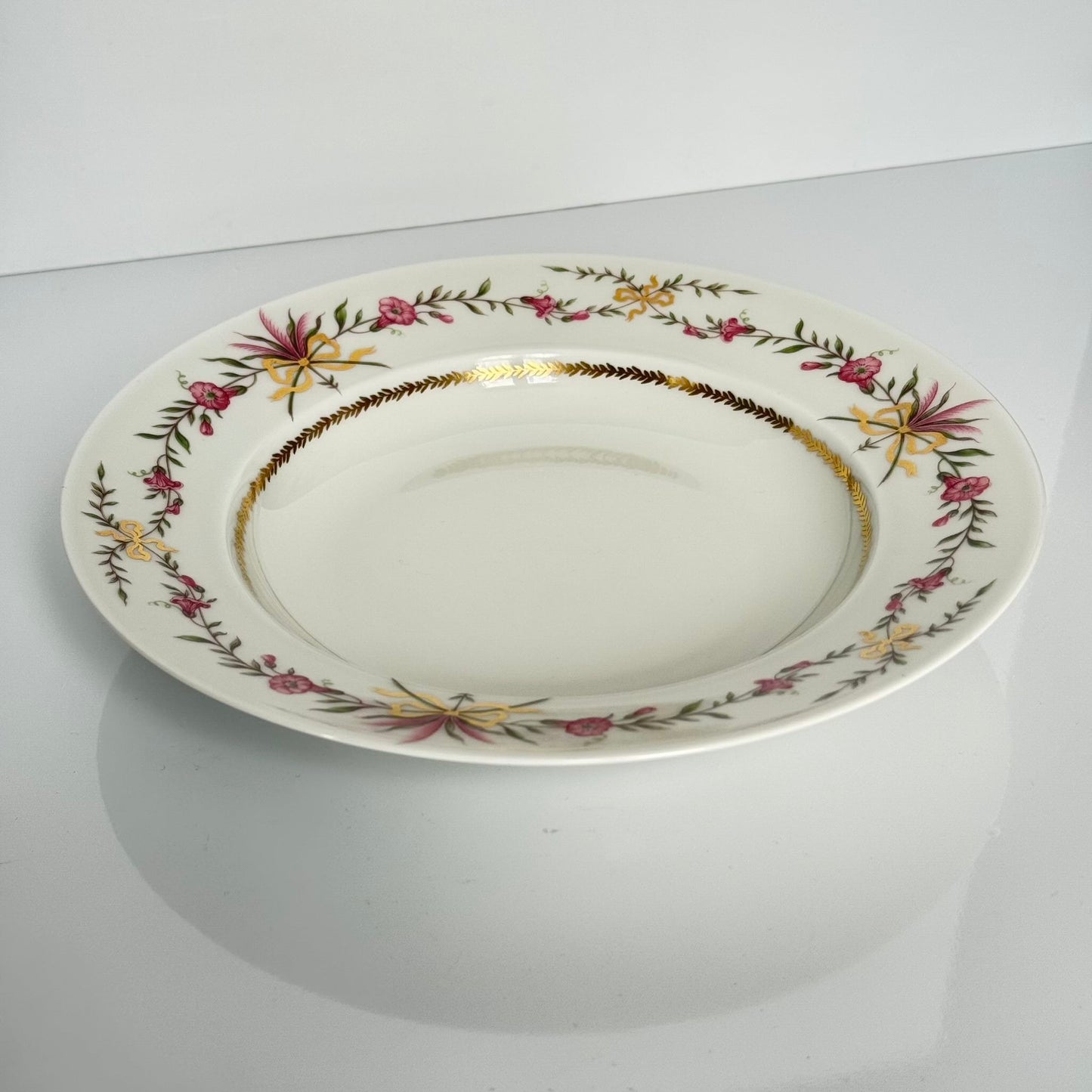 English: Pair of Raynaud Limoges porcelain soup plates, Vieux Venise, mid-20th century. Each plate features a charming decoration of ribbons and flowers. ; Français : Paire d’assiettes creuses en porcelaine Raynaud Limoges, Vieux Venise, milieu XXe siècle. Chaque assiette est ornée d'une charmante décoration composée de rubans et de fleurs. ; 日本語: レイノー・リモージュ 磁器スープ皿 ペア、ヴュー・ヴェニス、20世紀中期。各プレートには、リボンと花で彩られた魅力的な装飾が施されています。