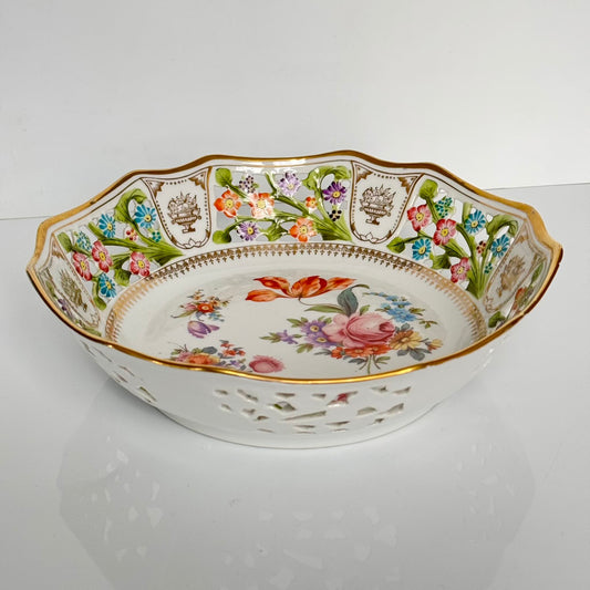 Français: Coupe à fruits en porcelaine RW Bavaria, début XXe siècle, décor floral peint à la main et percé, dorure avec motifs de fruits, signée RW Bavaria ; English: RW Bavaria porcelain fruit bowl, early 20th century, hand-painted floral decoration with pierced design, gilding featuring fruit motifs, signed RW Bavaria ; 日本語: RWババリア(バイエルン)の磁器製フルーツボウル、20世紀初期、手描きの花柄と透かし模様、フルーツモチーフの金彩、RW Bavariaのサイン入り
