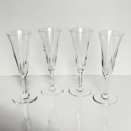English: Set of four mid-20th-century Saint Louis crystal champagne flutes in the “Cerdagne” pattern, signed “CRISTAL St LOUIS FRANCE”; 日本語: サンルイ製「セルダーニュ」パターンのシャンパングラス4脚セット、20世紀中頃、"CRISTAL St LOUIS FRANCE"刻印入り; Français: Lot de quatre flûtes à champagne en cristal Saint Louis, modèle “Cerdagne”, milieu du XXᵉ siècle, signées “CRISTAL St LOUIS FRANCE”.