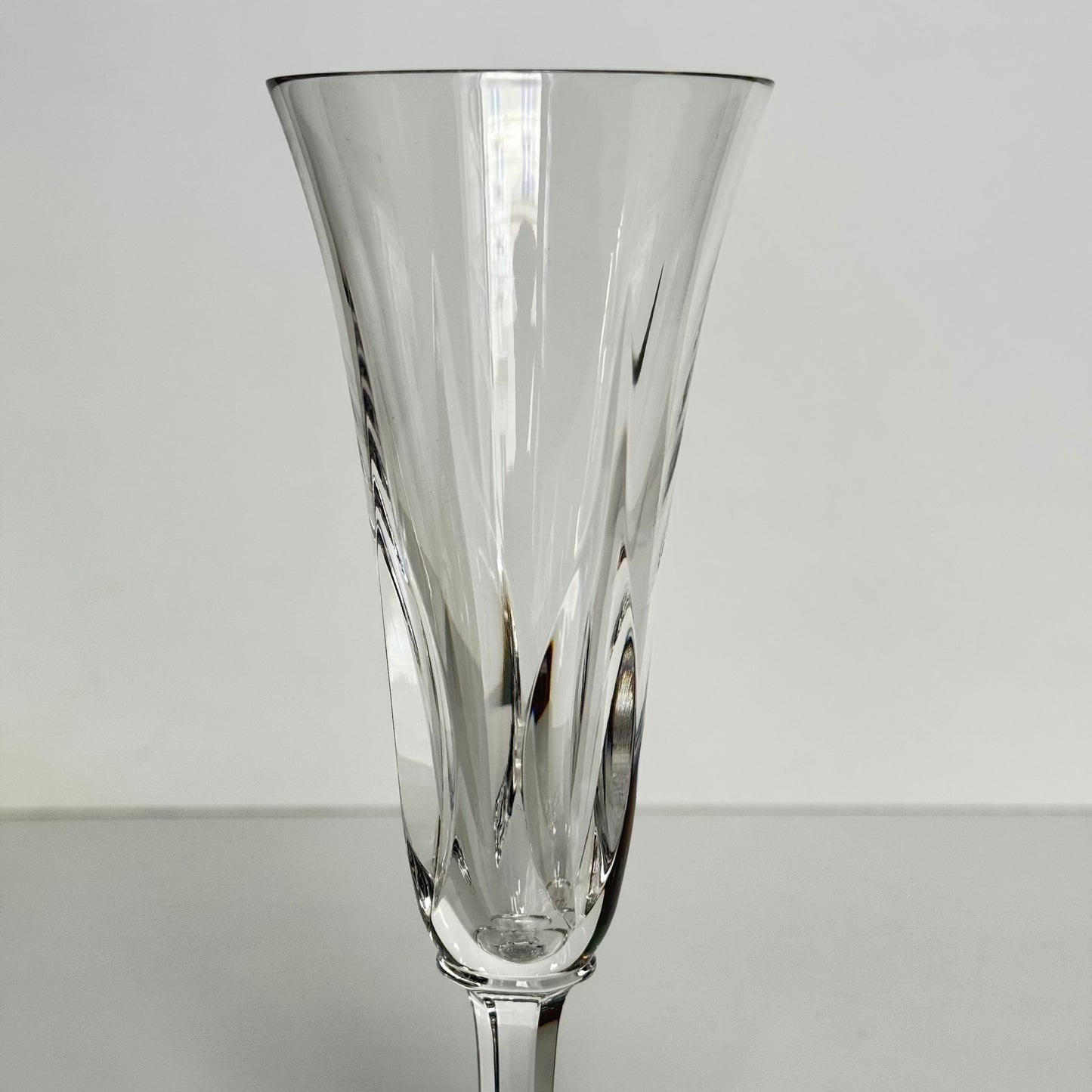 English: Set of four mid-20th-century Saint Louis crystal champagne flutes in the “Cerdagne” pattern, signed “CRISTAL St LOUIS FRANCE”; 日本語: サンルイ製「セルダーニュ」パターンのシャンパングラス4脚セット、20世紀中頃、"CRISTAL St LOUIS FRANCE"刻印入り; Français: Lot de quatre flûtes à champagne en cristal Saint Louis, modèle “Cerdagne”, milieu du XXᵉ siècle, signées “CRISTAL St LOUIS FRANCE”.