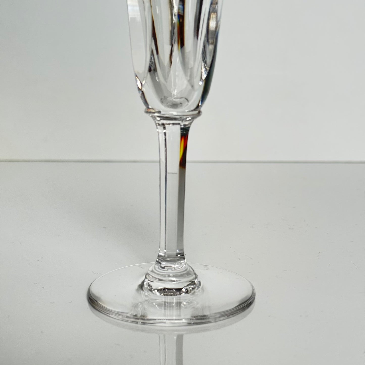 English: Set of four mid-20th-century Saint Louis crystal champagne flutes in the “Cerdagne” pattern, signed “CRISTAL St LOUIS FRANCE”; 日本語: サンルイ製「セルダーニュ」パターンのシャンパングラス4脚セット、20世紀中頃、"CRISTAL St LOUIS FRANCE"刻印入り; Français: Lot de quatre flûtes à champagne en cristal Saint Louis, modèle “Cerdagne”, milieu du XXᵉ siècle, signées “CRISTAL St LOUIS FRANCE”.