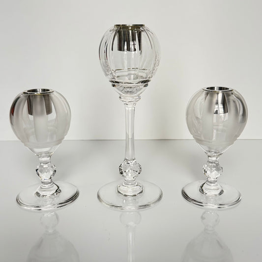 English: Set of three Saint Louis crystal candle holders from the 20th century, including one large and two smaller pieces with ovoid bodies and pedestal bases, signed “CRISTAL St LOUIS FRANCE”; 日本語: サンルイの20世紀製クリスタル製キャンドルホルダー3点セット、大1点と小2点、楕円形の本体と台座付き、「CRISTAL St LOUIS FRANCE」のサインあり; Français: Ensemble de trois bougeoirs en cristal Saint Louis du XXe siècle, comprenant un grand et deux petits modèles ovoïdes sur pied, signés « CRISTAL St LOUIS FRANCE ».