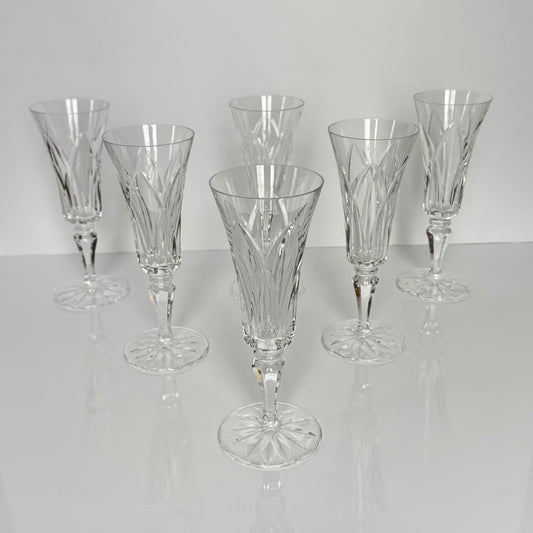 English: 6 Saint-Louis Camargue crystal champagne flutes, finely cut, signed Cristal St Louis France, 20th century; 日本語: 6脚セットのサンルイ「カマルグ」クリスタル製シャンパングラス、精巧なカット入り、Cristal St Louis Franceのサインあり、20世紀製; Français: 6 flûtes à champagne en cristal Saint-Louis modèle Camargue, finement taillées, signées Cristal St Louis France, XXe siècle