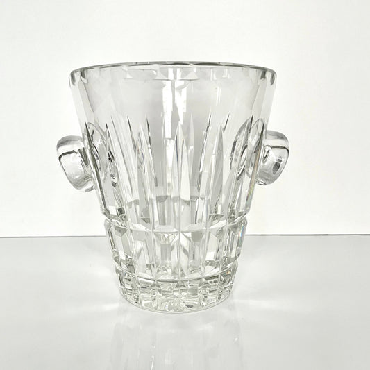 English: Saint-Louis crystal ice bucket, Manhattan model, from the second half of the 20th century. Elegant vertical-cut design with handles. ; 日本語: 20世紀後半のサン・ルイ製クリスタル製アイスバケット「マンハッタン」モデル。持ち手付きのエレガントな縦カットデザイン。 ; Français: Seau à glace en cristal Saint-Louis, modèle Manhattan, seconde moitié du 20ᵉ siècle. Design élégant à découpe verticale avec poignées.