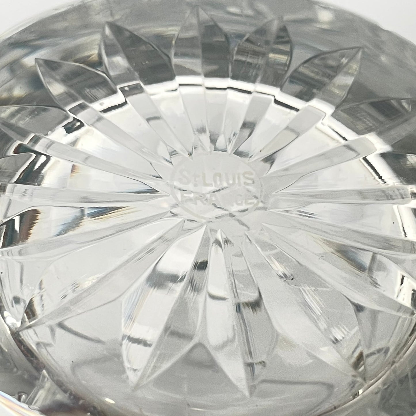 日本語: サンルイ製クリスタル水差し「アドゥール」モデル。ダイヤモンドカットの模様が光を美しく反射し、テーブルに素晴らしい輝きを与えます。; English: Saint-Louis Adour crystal water jug with a diamond-cut pattern that refracts light beautifully, creating stunning reflections. ; Français: broc à eau en cristal Saint-Louis modèle Adour avec motif taillé en diamant, réfractant la lumière de manière magnifique et créant de superbes reflets.