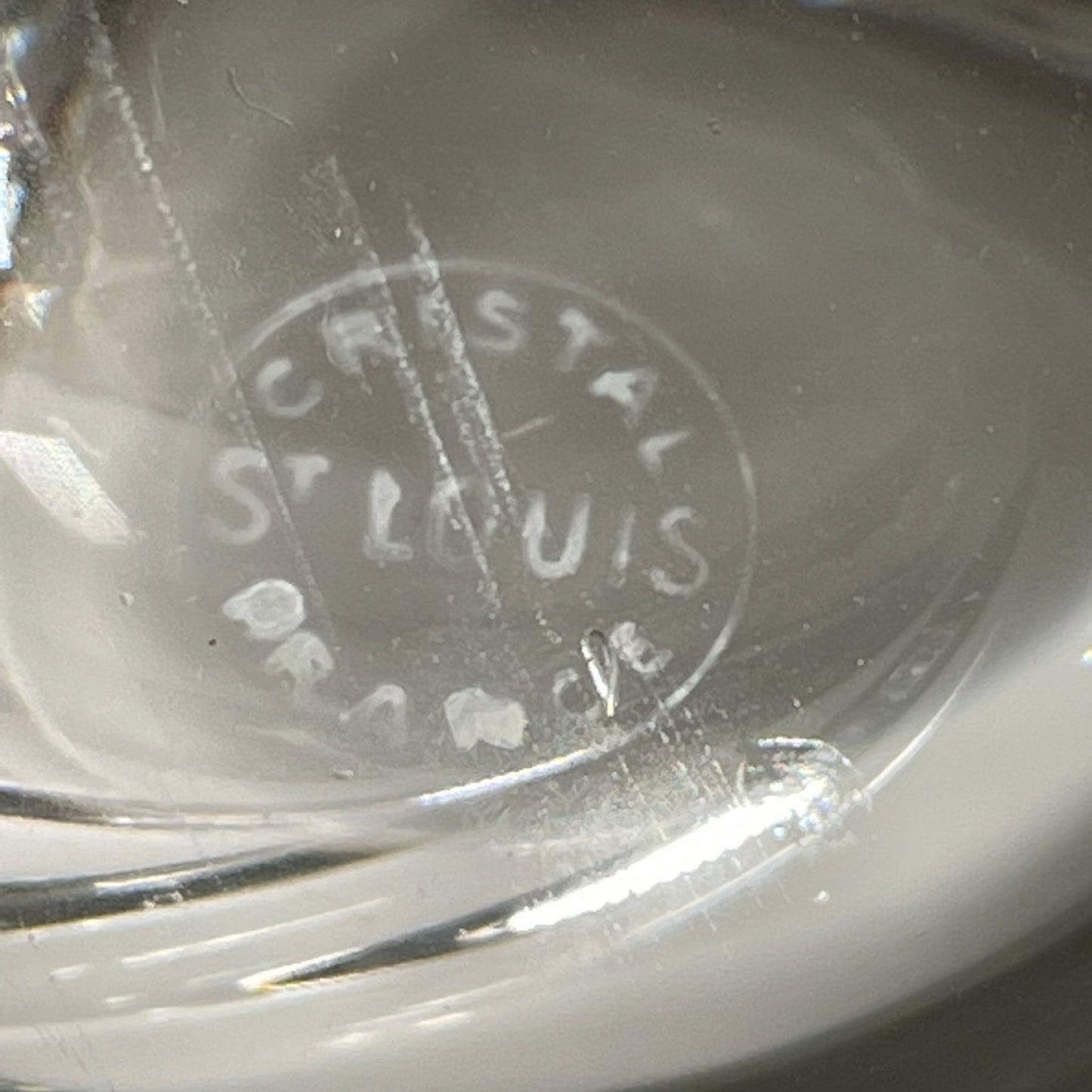 日本語: サンルイ製クリスタルワインデキャンター、ユニークな炎の形状。手作りのクリスタルガラスで、装飾を施さずにシンプルな美しさを際立たせています。; English: Saint-Louis crystal wine decanter with a unique flame-shaped design, crafted from smooth, handcrafted crystal glass for minimalist elegance. ; Français: Carafe à vin en cristal Saint-Louis au design unique en forme de flamme, fabriquée en cristal lisse pour une élégance minimaliste.