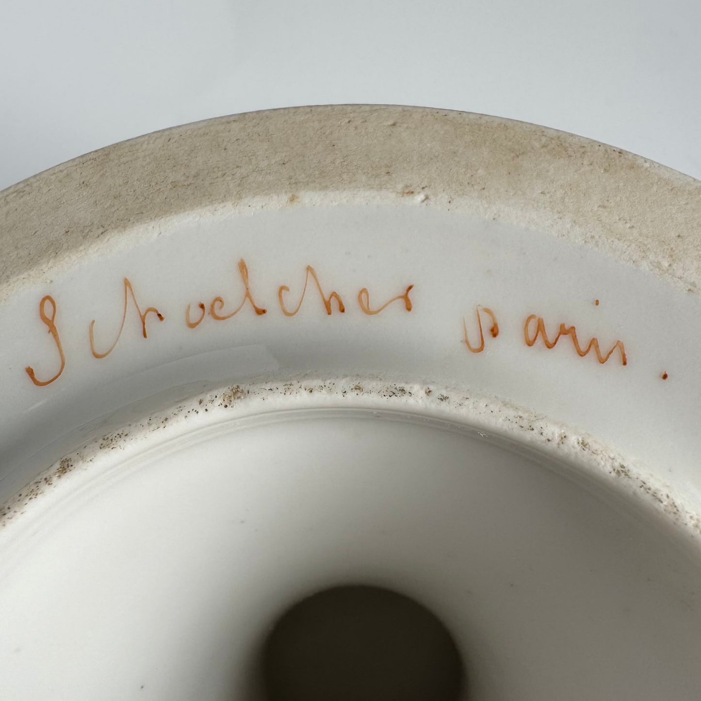 English: Schoelcher porcelain fruit bowl, early 19th century. Hand-painted floral motifs, pedestal base. ; 日本語: 19世紀初期のシュルシェール磁器フルーツボウル。手描きの花模様、台座付き。 ; Français: Coupe à fruits en porcelaine de Schoelcher, début XIXᵉ siècle. Motifs floraux peints à la main, base sur piédestal.