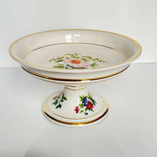 English: Schoelcher porcelain fruit bowl, early 19th century. Hand-painted floral motifs, pedestal base. ; 日本語: 19世紀初期のシュルシェール磁器フルーツボウル。手描きの花模様、台座付き。 ; Français: Coupe à fruits en porcelaine de Schoelcher, début XIXᵉ siècle. Motifs floraux peints à la main, base sur piédestal.