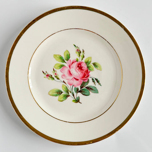 English: Antique Schoelcher porcelain plate, early 19th century, featuring a hand-painted pink rose motif. Signed “Schoelcher Paris.” ; 日本語: 19世紀初期のシュルシェール製アンティーク磁器皿。手描きのピンクのバラのモチーフが特徴。サイン「Schoelcher Paris」。 ; Français: Assiette ancienne en porcelaine Schoelcher, début XIXᵉ siècle, décorée d’une rose rose peinte à la main. Signée “Schoelcher Paris.”