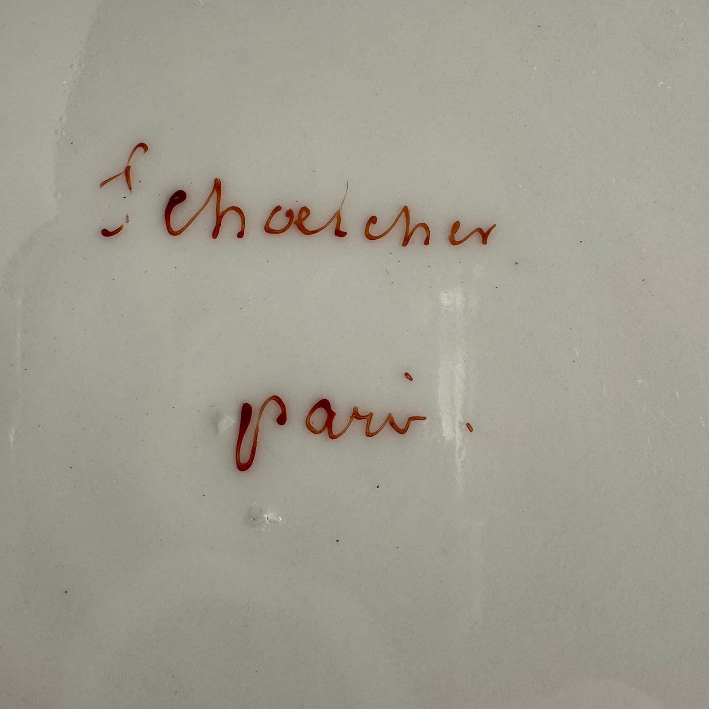 English: Antique Schoelcher porcelain plate, early 19th century, featuring a hand-painted pink rose motif. Signed “Schoelcher Paris.” ; 日本語: 19世紀初期のシュルシェール製アンティーク磁器皿。手描きのピンクのバラのモチーフが特徴。サイン「Schoelcher Paris」。 ; Français: Assiette ancienne en porcelaine Schoelcher, début XIXᵉ siècle, décorée d’une rose rose peinte à la main. Signée “Schoelcher Paris.”