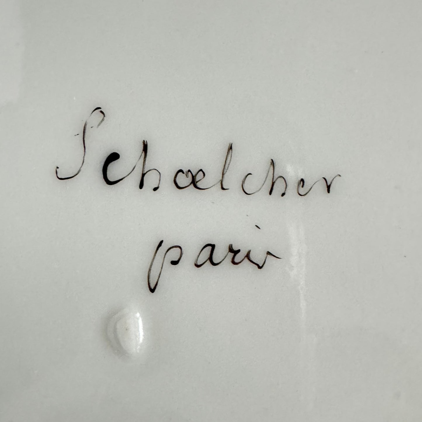 English: Set of six Schoelcher porcelain plates, early 19th century. Each plate features a different hand-painted flower motif. Signed "Schoelcher Paris". ; 日本語: 19世紀初期のシュルシェール製磁器プレート6枚セット。それぞれ異なる手描きの花模様が描かれています。サイン「Schoelcher Paris」。 ; Français: Ensemble de six assiettes en porcelaine de Schoelcher, début XIXᵉ siècle. Chaque assiette présente un motif floral peint à la main différent. Signé "Schoelcher Paris".