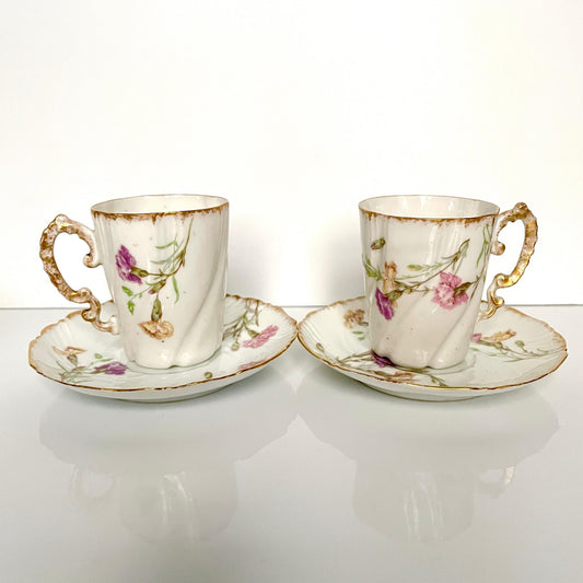 English: Set of two porcelain cups and saucers with elegant floral décor, late 19th – early 20th century. Delicate antique craftsmanship. ; 日本語: 19世紀後期から20世紀初期の磁器製カップ&ソーサー2客セット。上品な花柄装飾と繊細なアンティークの技術。 ; Français: Ensemble de deux tasses et sous-tasses en porcelaine avec décor floral élégant, fin 19ᵉ – début 20ᵉ siècle. Raffinement et savoir-faire ancien.
