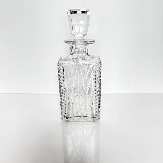 English: 20th century Sèvres crystal whisky decanter from Cristallerie de Sèvres, finely cut with exceptional transparency. ; Français : Carafe à whisky en cristal de Sèvres du 20ᵉ siècle, finement taillée et d’une transparence exceptionnelle. ; 日本語: セーヴル社製 20世紀ヴィンテージ ウイスキーデキャンタ、精緻なカットと高い透明感が特徴。