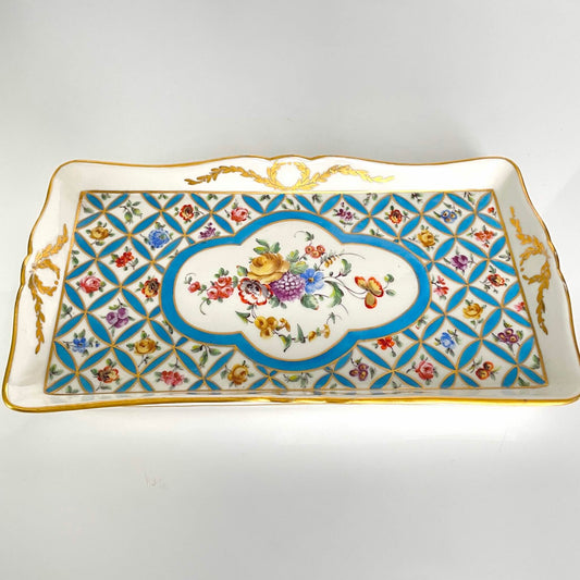 English: Hand-painted porcelain tray, Sèvres-style floral bouquet with scattered flowers and gilded decoration, late 19th to early 20th century, signed h g.; 日本語: 手描きの磁器トレイ、セーブル風の花束と小花模様、金彩装飾付き、19世紀後期〜20世紀初頭、h g.のサインあり; Français: Plateau en porcelaine peint à la main, décor floral de style Sèvres avec fleurs dispersées et dorure, fin XIXe – début XXe siècle, signé h g.